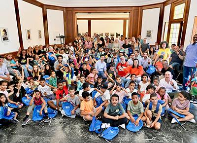 Los niños saharauis que participan en el programa ‘Vacaciones en Paz’ visitan el Ayuntamiento de Santander