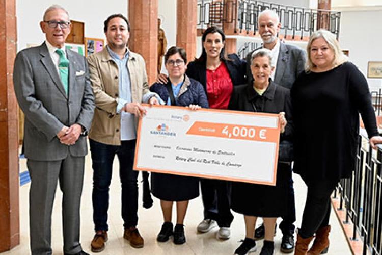 Operarias Misioneras recibe 4.000 euros del concierto solidario organizado por Ayuntamiento y Rotario Real Valle de Camargo