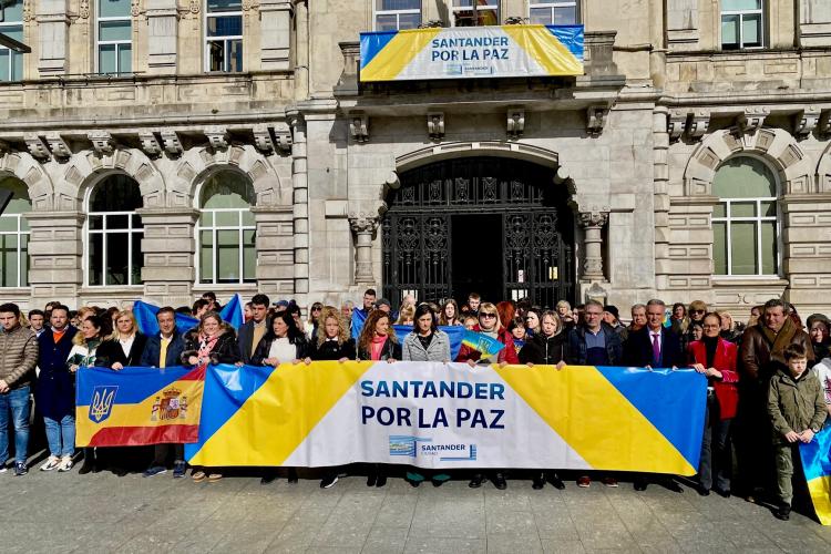 Santander conmemora el primer aniversario de la guerra en Ucrania con un minuto de silencio por la paz
