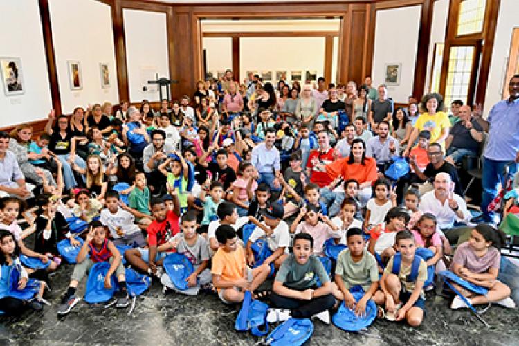 Los niños saharauis que participan en el programa ‘Vacaciones en Paz’ visitan el Ayuntamiento de Santander